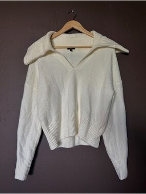 Cozy Cream V-Neck Express Sweater with Wide Collar